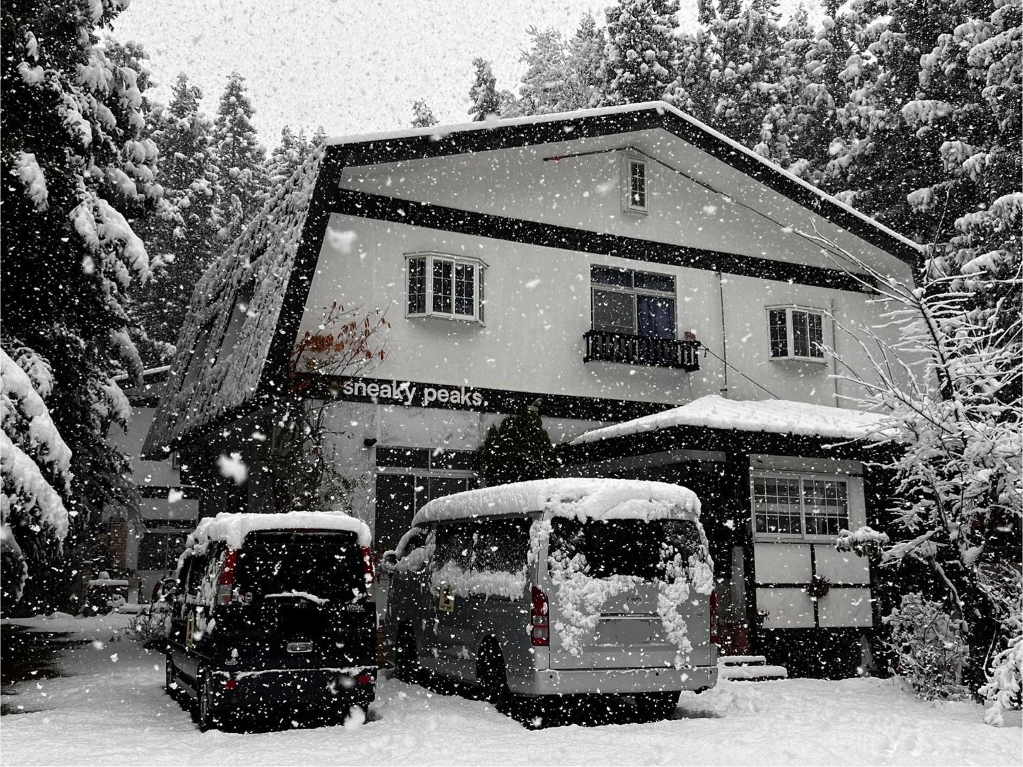 Sneaky Peaks Hotel Hakuba Buitenkant foto